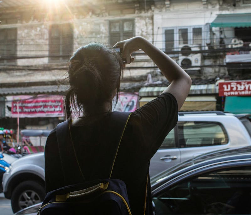 mujer viajando sola haciendo fotos en la calle