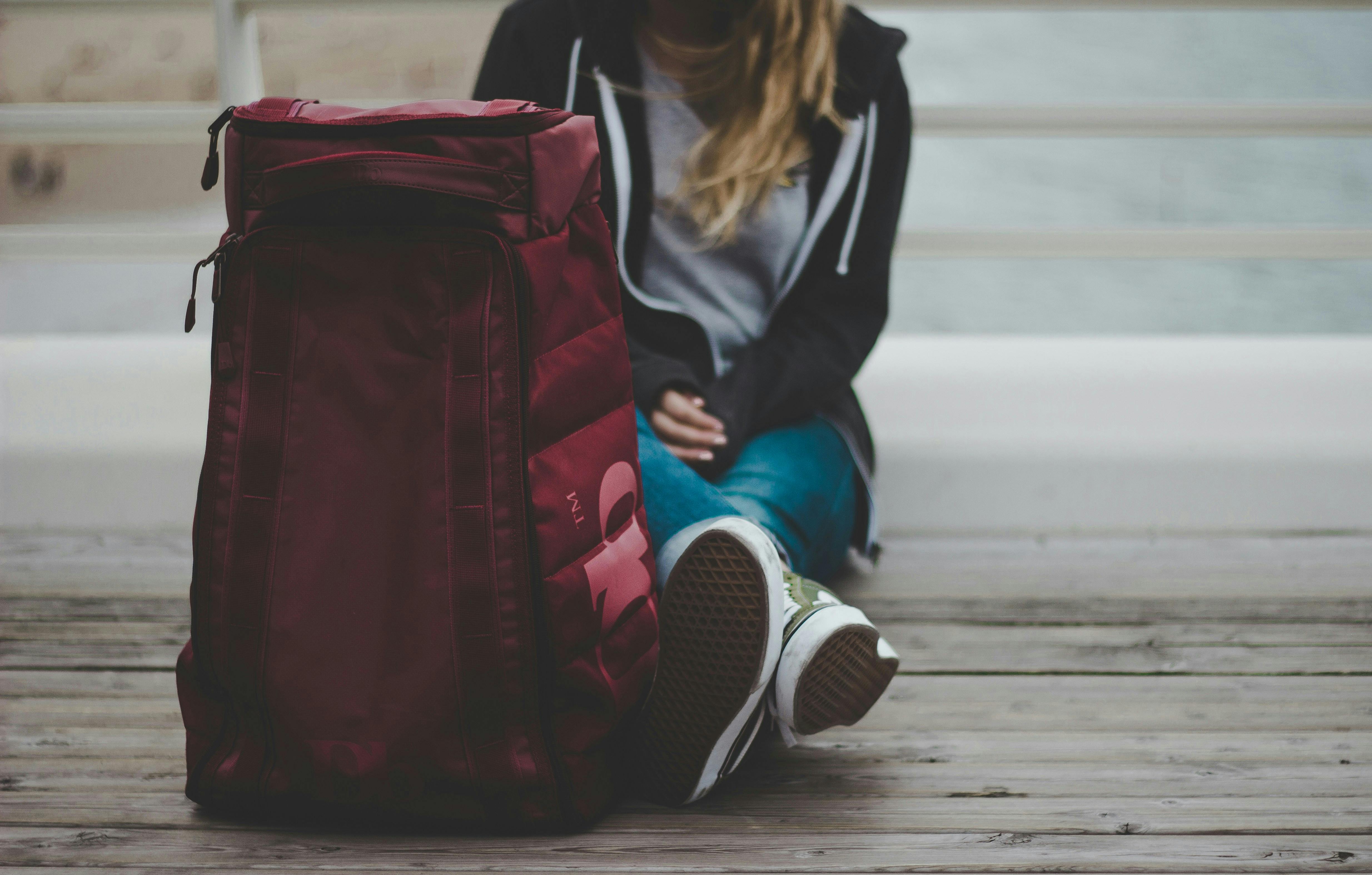 mujer viajando sola esperando con su mochila