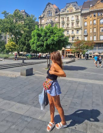 Las calles de Budapest en un día soleado, llenas de colores