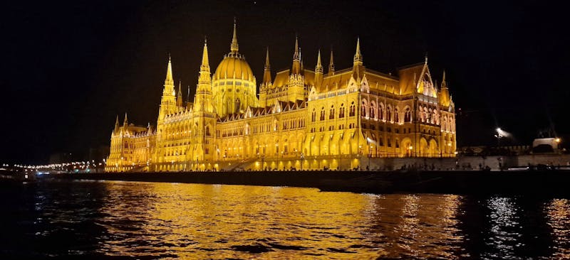 El Parlamento de Budapest visto desde el río Danubio al anochecer
