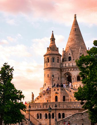 Las calles de Budapest en un día soleado, llenas de colores