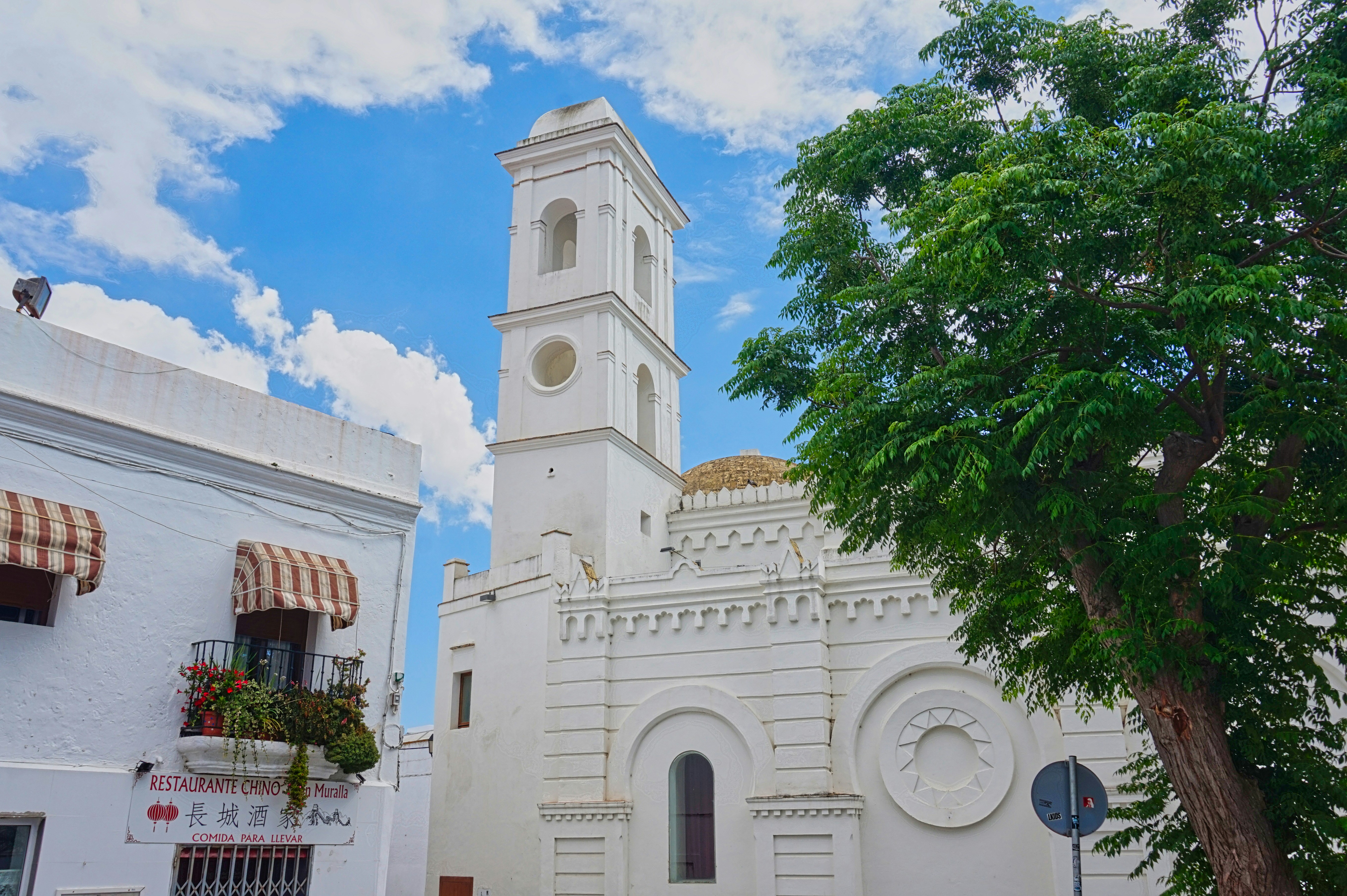 La iglesia blanca de Conil de la Frontera, una localidad costera ubicada en la provincia de Càdiz perfecta para una pequeña escapada