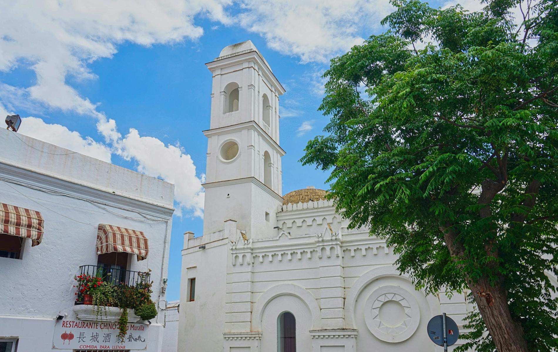 La iglesia blanca de Conil de la Frontera, una localidad costera ubicada en la provincia de Càdiz perfecta para una pequeña escapada