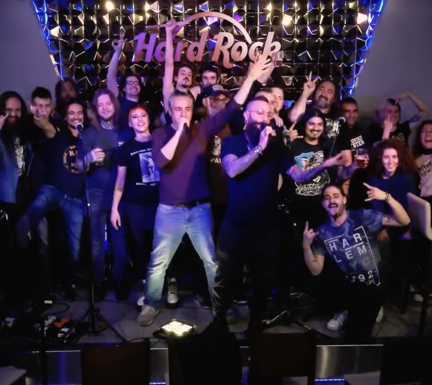 the hosts of the radio show Panorama Cultureta at Hard Rock Valencia with the band that just finished playing