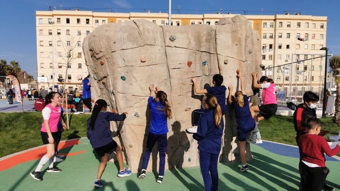 kids enjoying outdoor climbing at Esports al Barri in Valencia, one of this year’s fail‑proof free plans