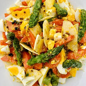 Salade d’asperges vertes, carottes et radis noir Vinaigrette orange, coriandre, gingembre et mini câpres