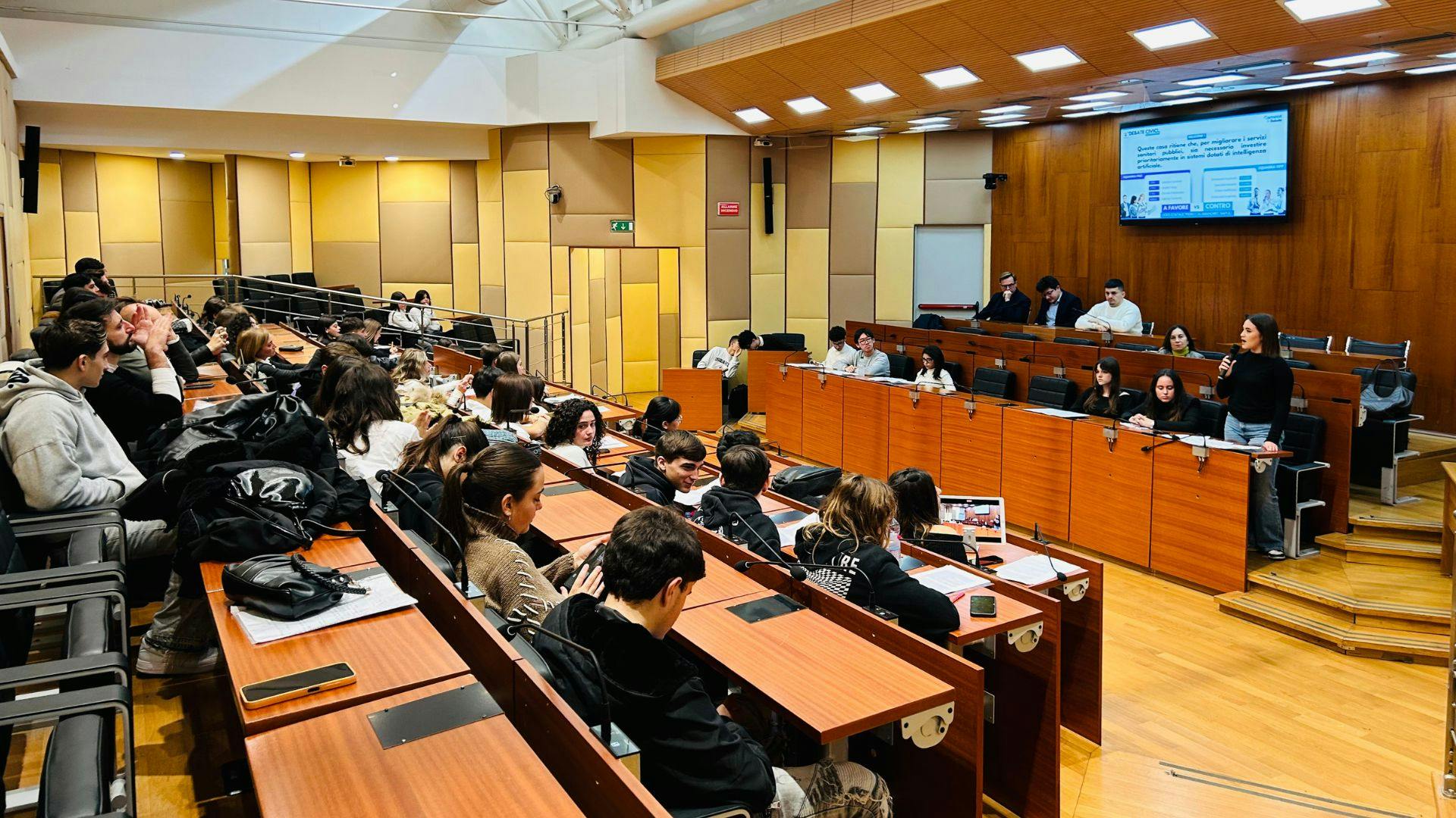 Studenti nella sala del consiglio comunale di Napoli per i Debate Civici 2025
