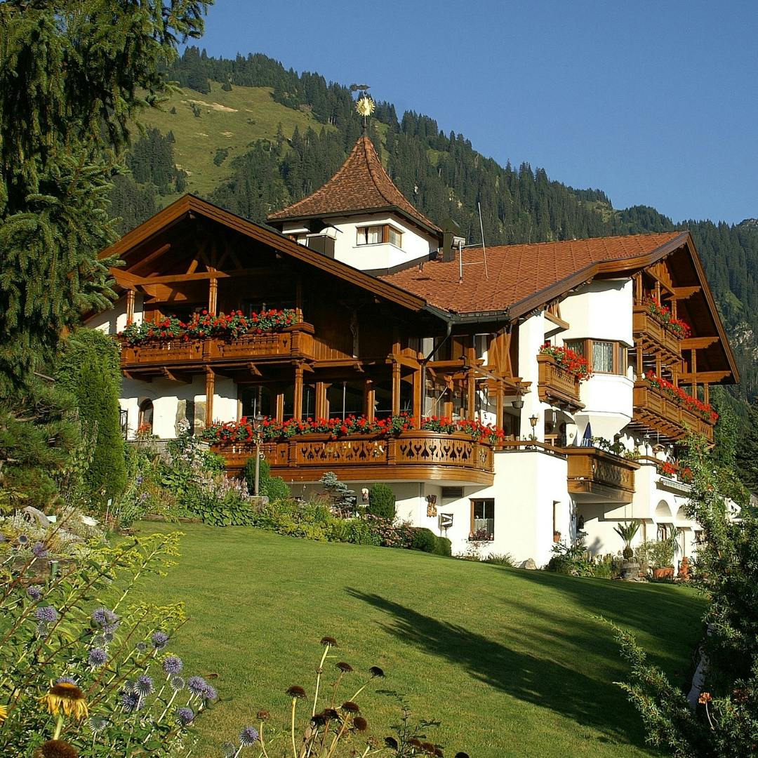 Typisch österreichisches Haus in den Alpen 