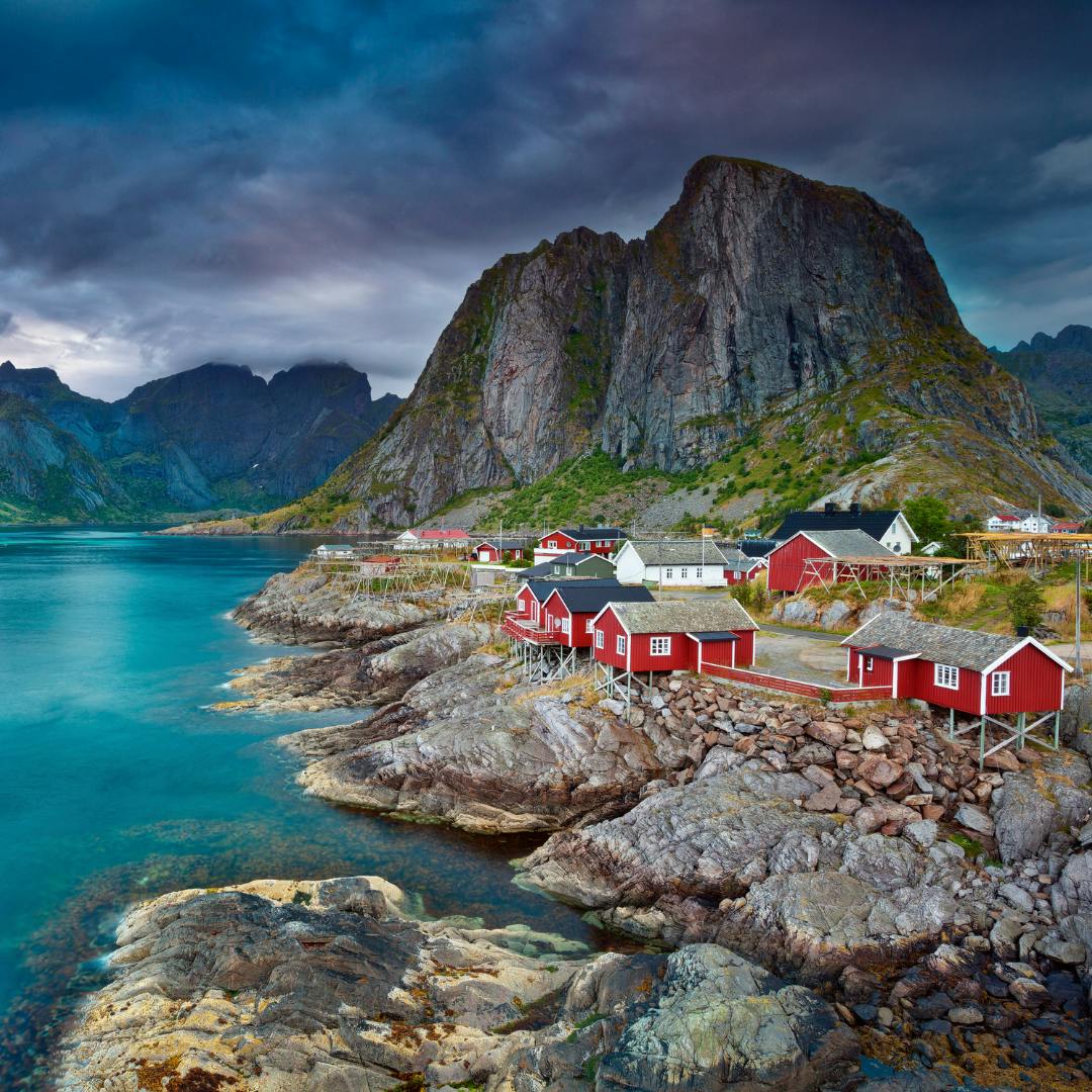Typische norwegische Häuser während der Mitternachtssonne in den Lofoten