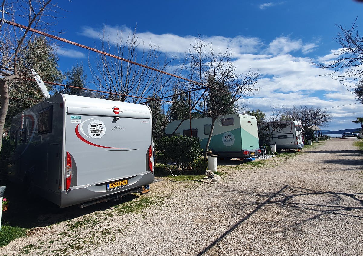 Peter, Myran und Luka's '‘De Eindeloos’ auf Strandcamping Argolic    