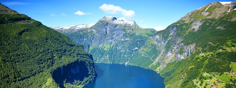 Hohe Berge und tiefe Fjorde