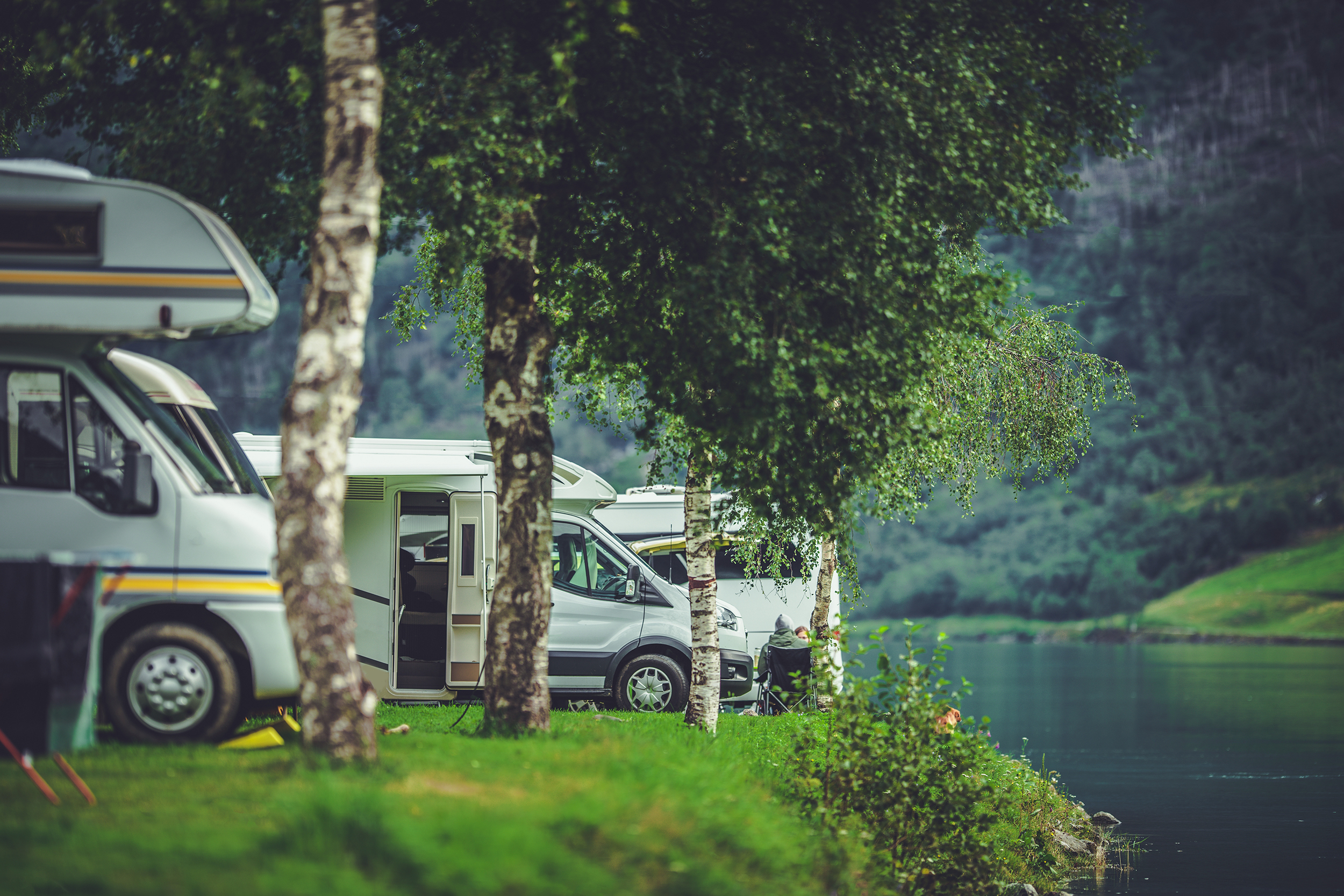 Wohnmobile am Wasser