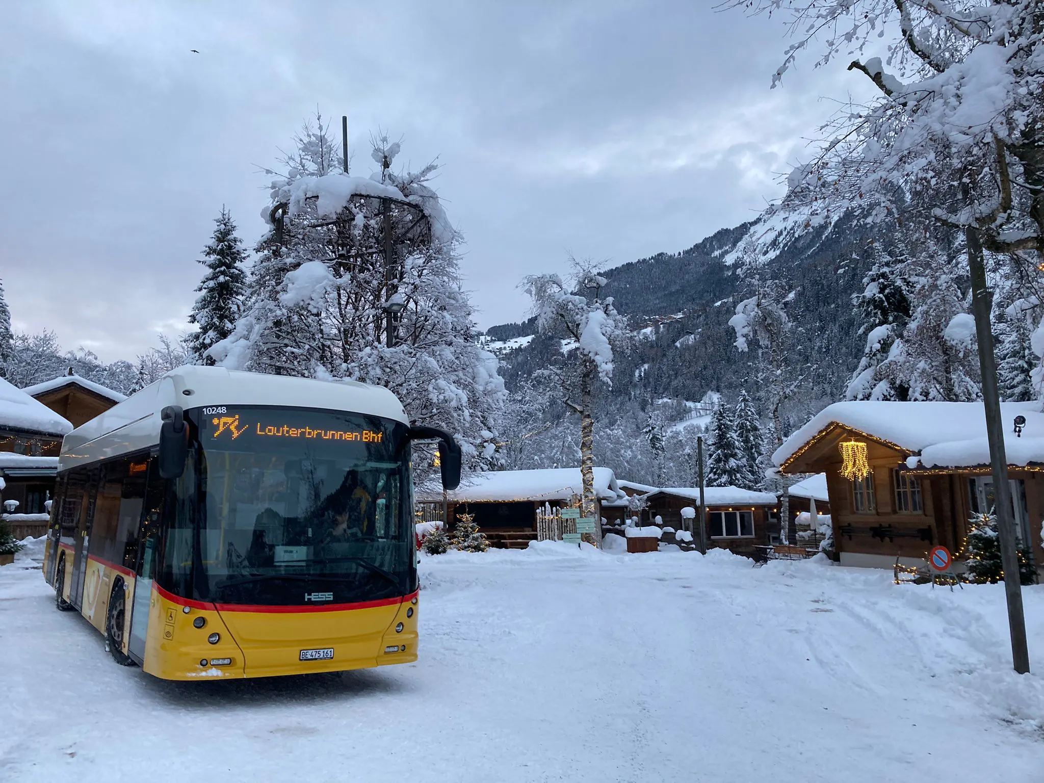 Skibus des Camping Jungfrau im Winter