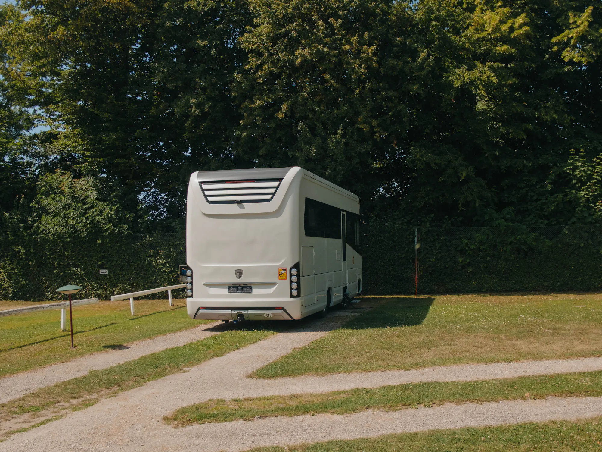 Grosses Wohnmobil auf Stellplatz in Lausanne