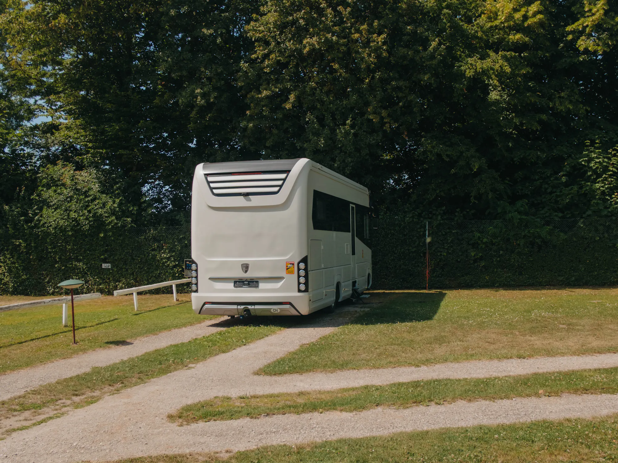 Grosses Wohnmobil auf Stellplatz in Lausanne