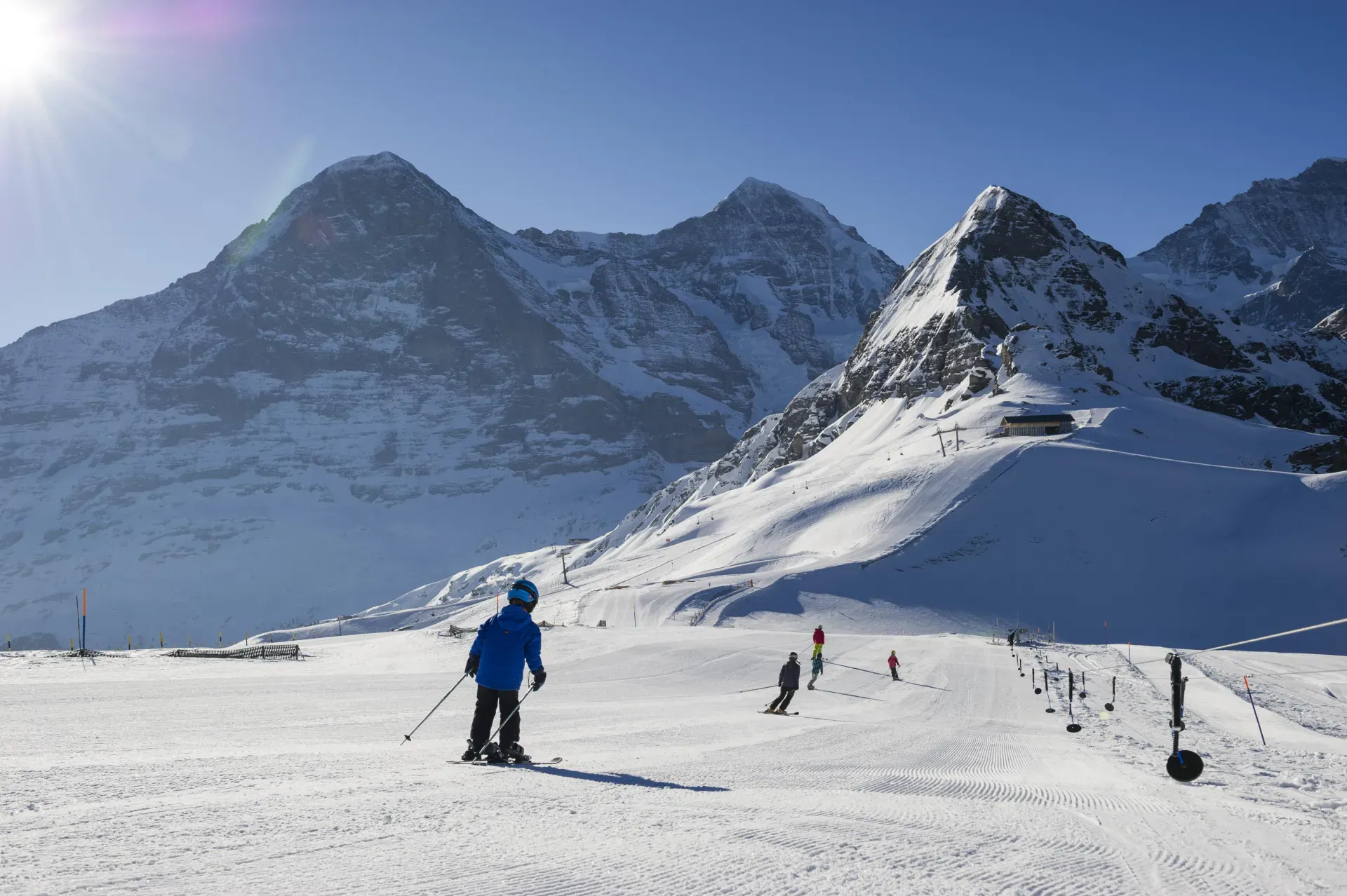 Kinder fahren auf der Skipiste des Kinderparadies Männlichen