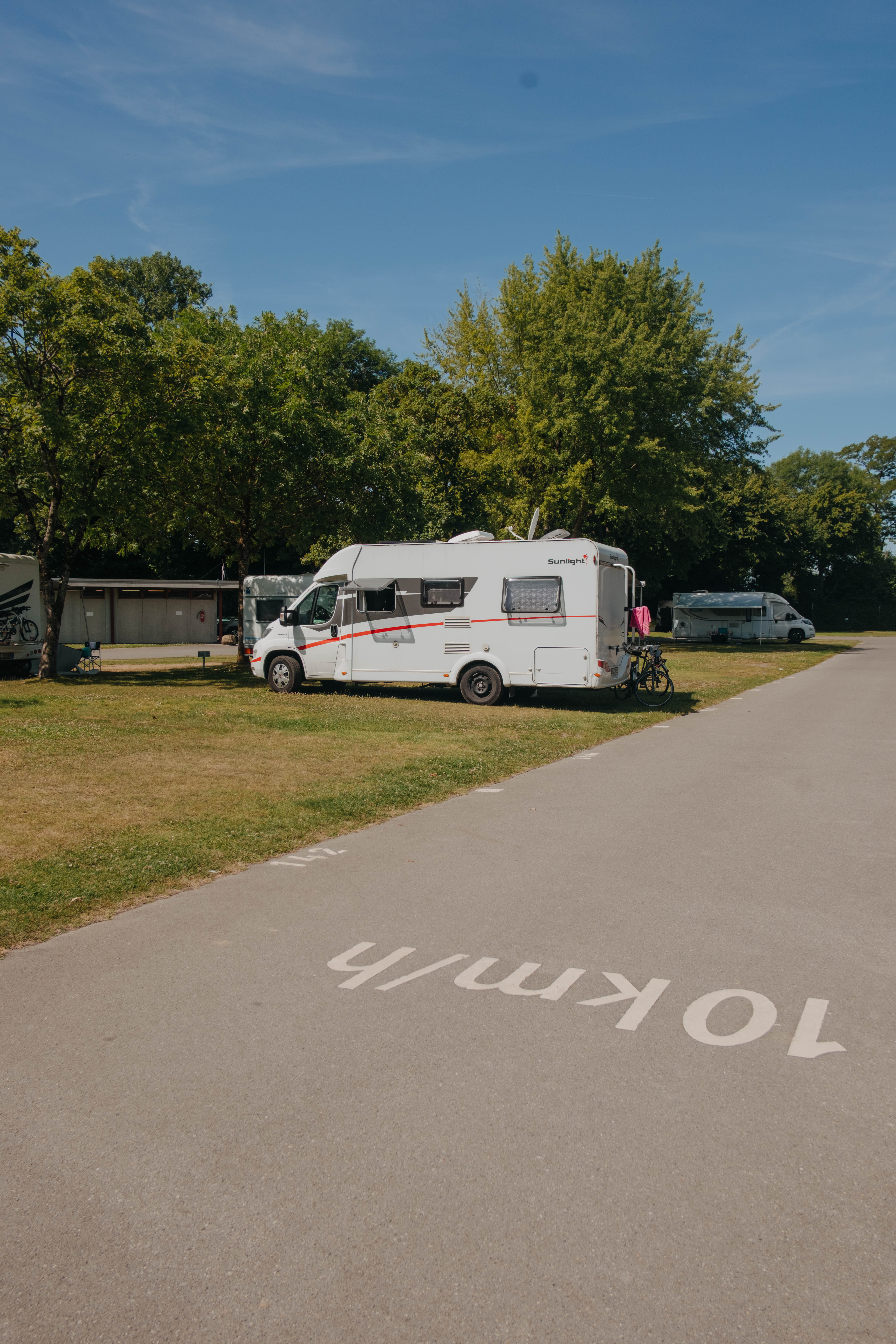 Wohnmobil auf Stellplatz in Lausanne