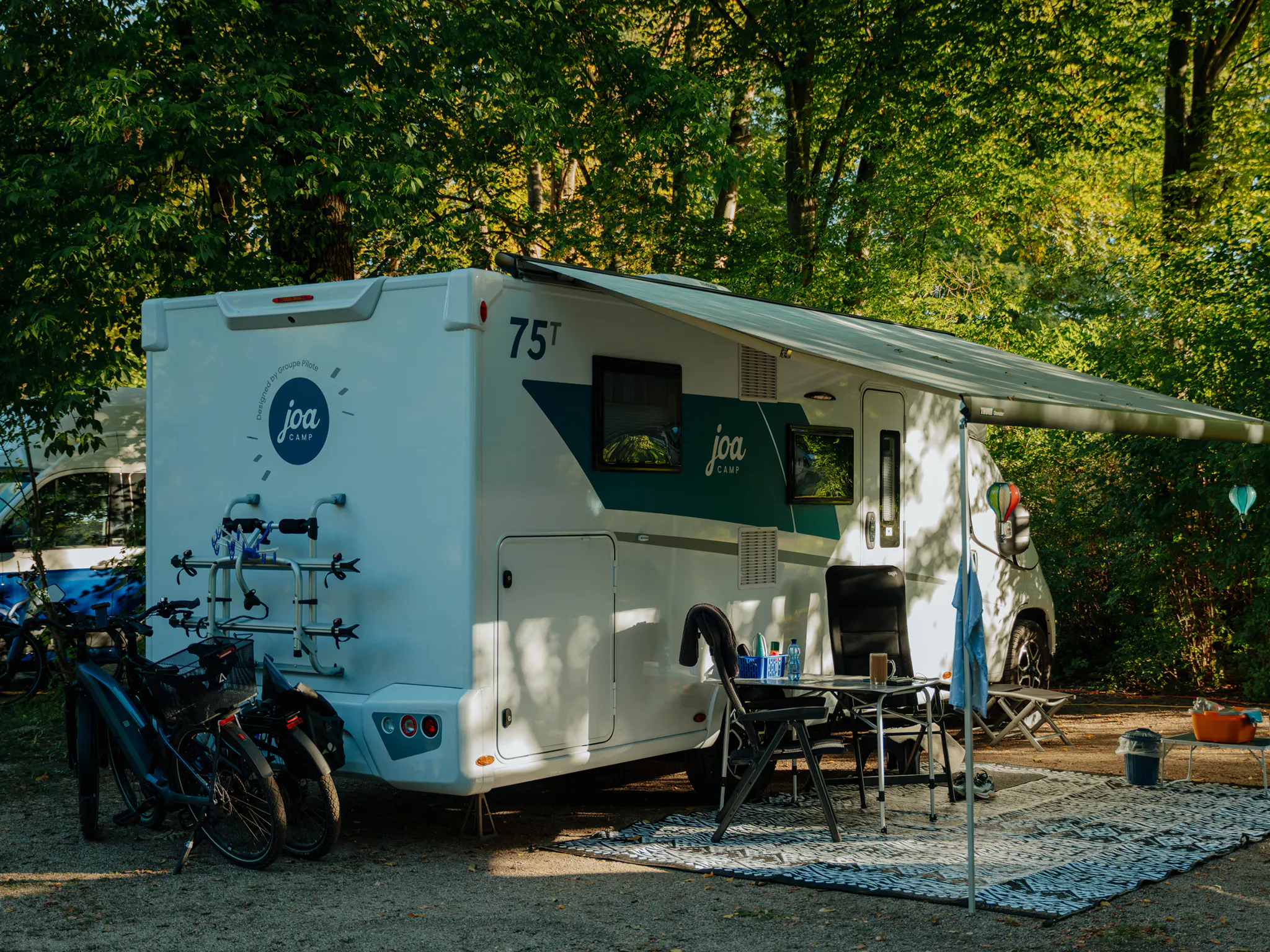 Wohnmobil auf befestigtem Stellplatz