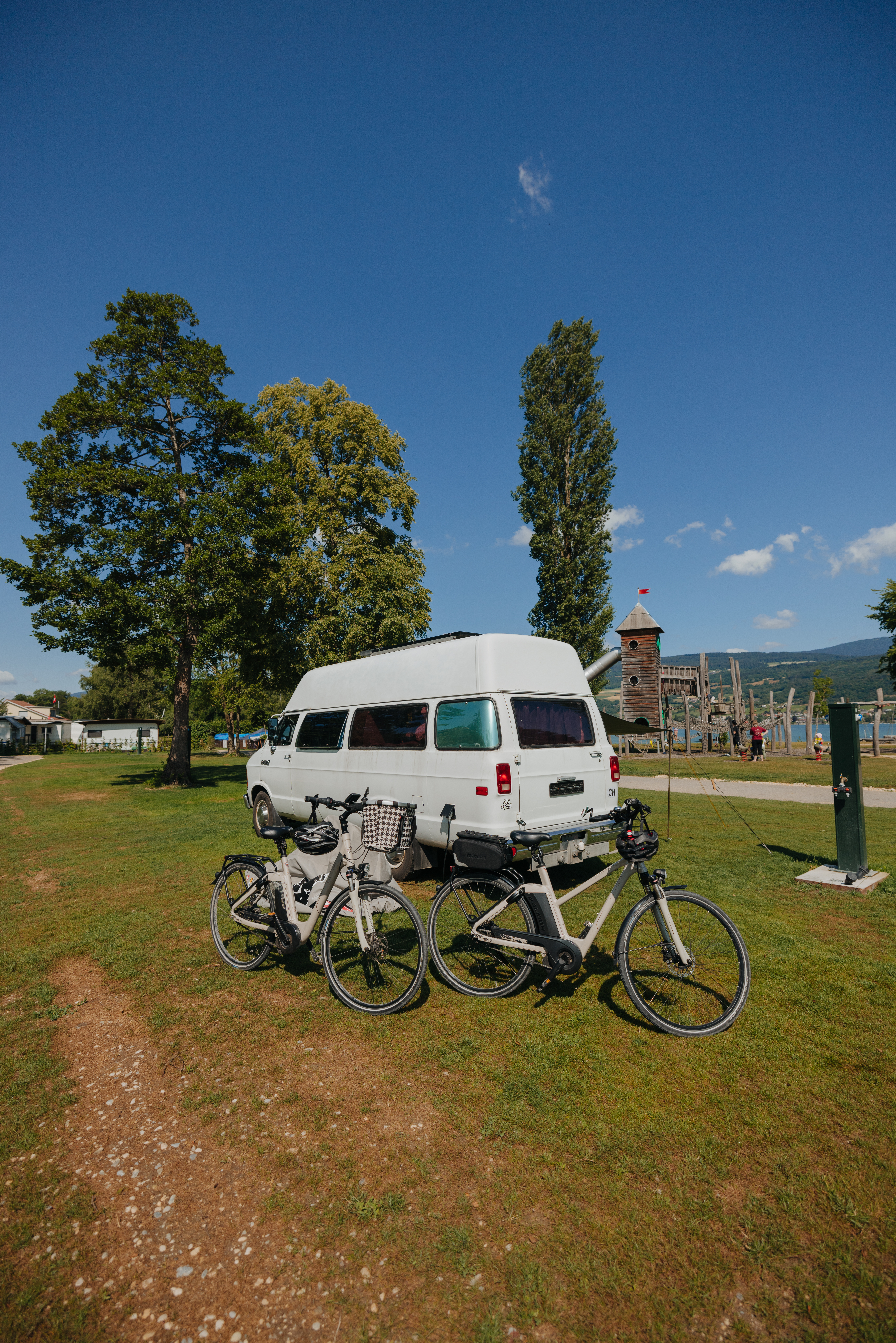 Stellplatz des Camping Erlach mit Spielplatz im Hintergrund