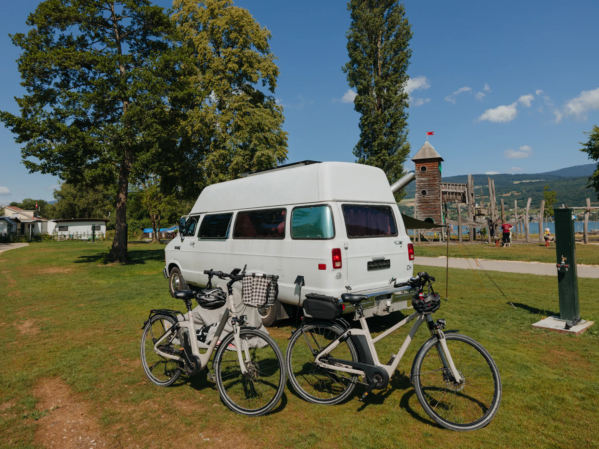 Stellplatz des Camping Erlach mit Spielplatz im Hintergrund
