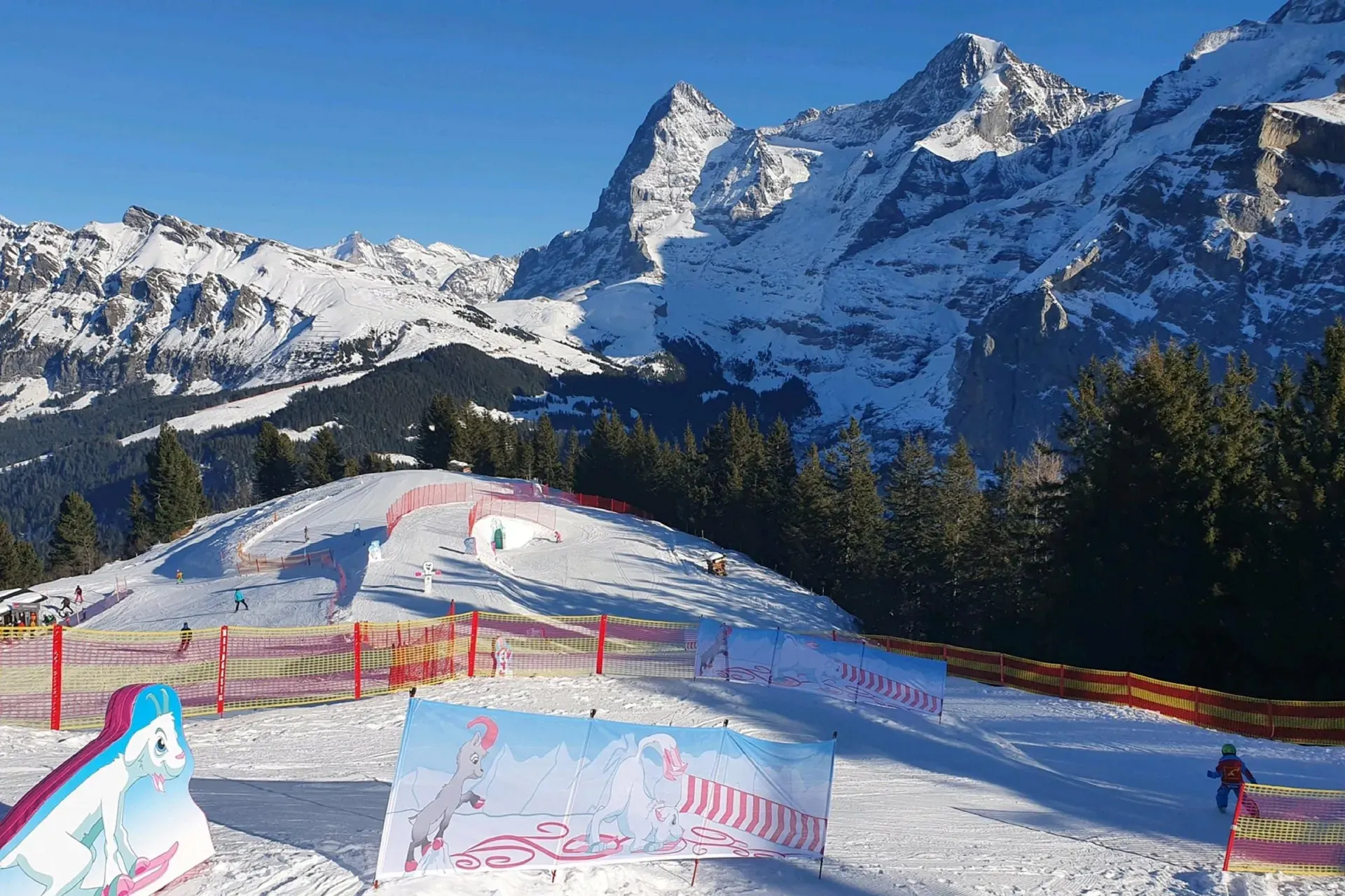 Ski-Übungsgelände Allmendhubel mit Bergpanorama