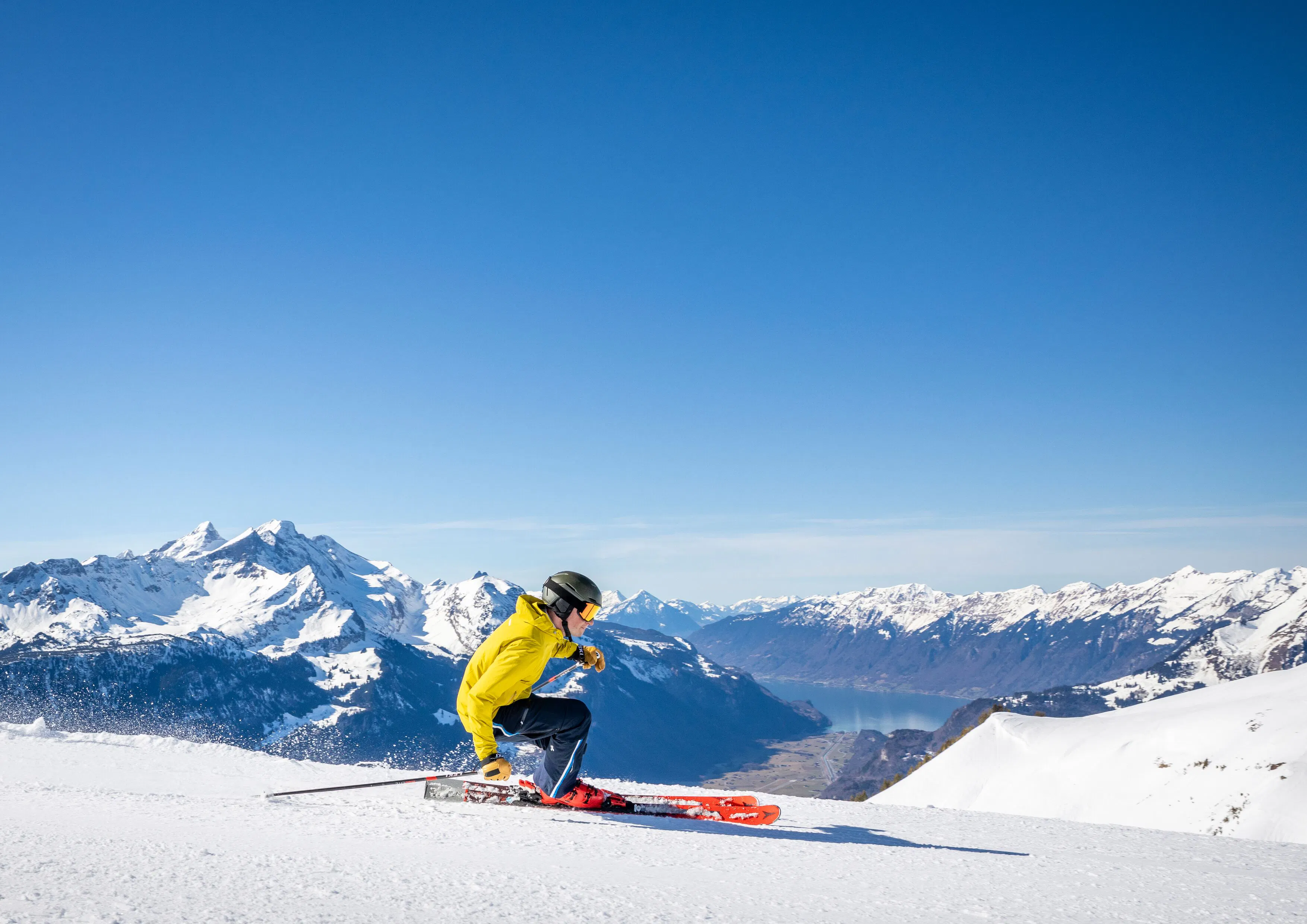 Skifahrer im Hasliberg mit Bergpanorama