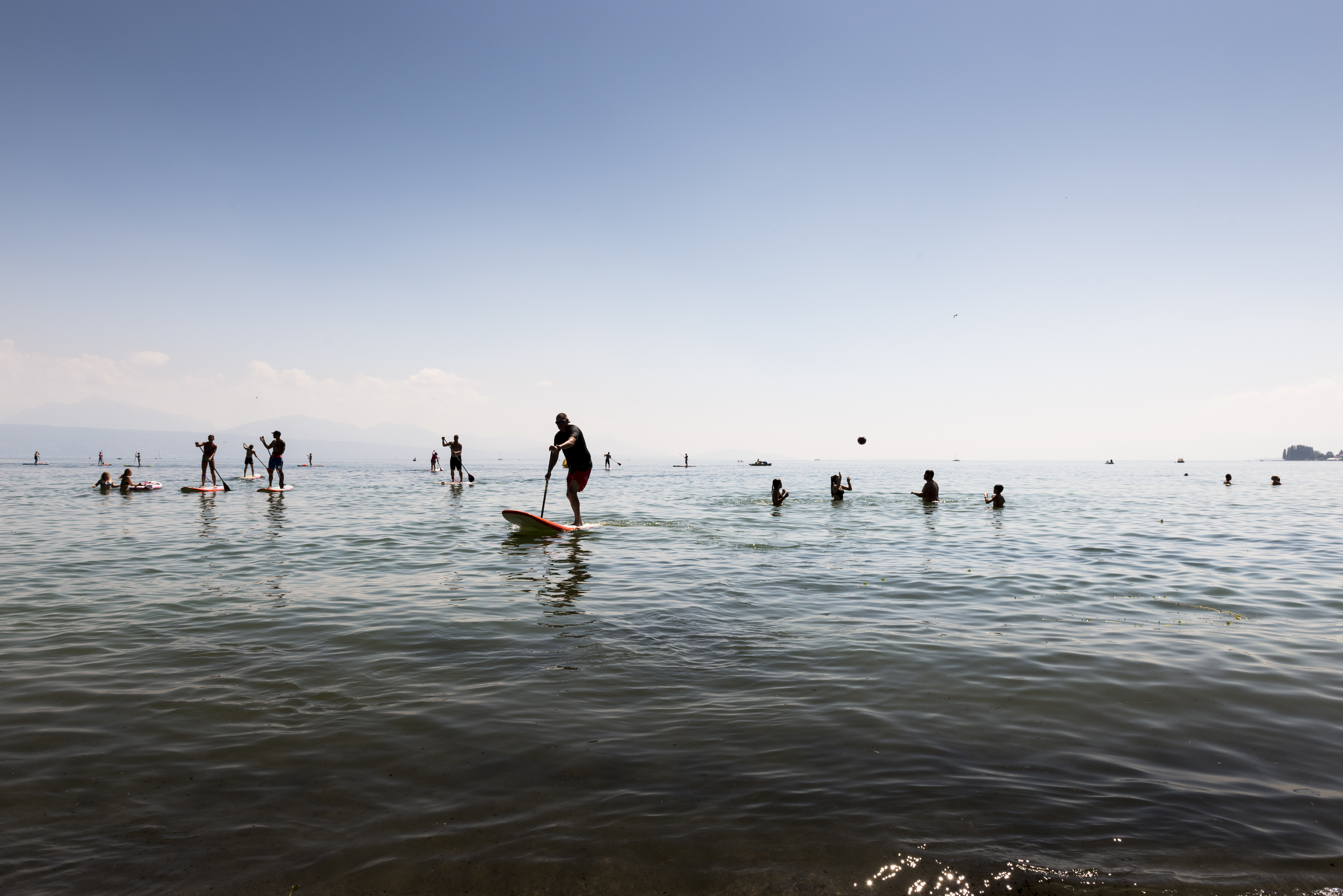 SUP Sportler auf dem Genfersee in Lausanne Vidy