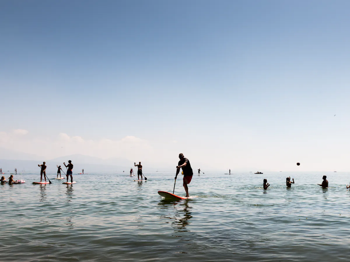 SUP Sportler auf dem Genfersee in Lausanne Vidy