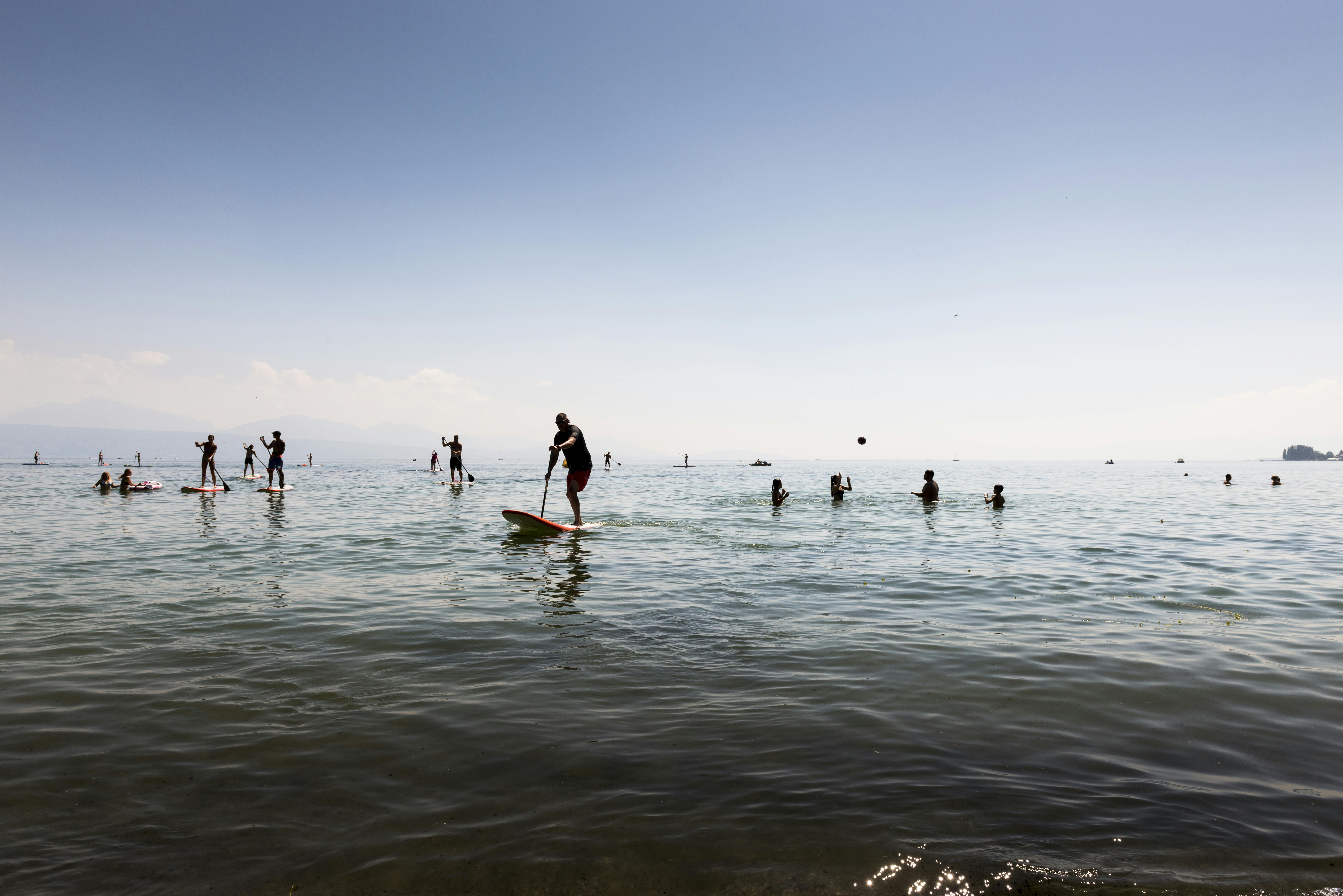 SUP Sportler auf dem Genfersee in Lausanne Vidy