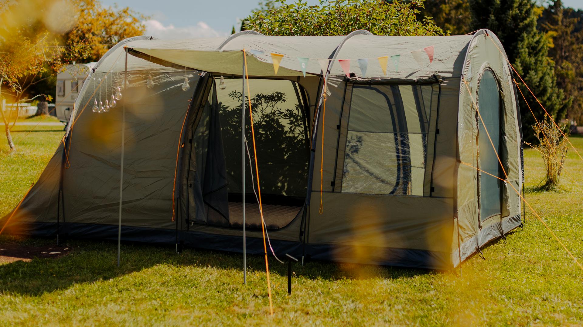 Grosses Tunnelzelt für vier Personen auf einem Stellplatz