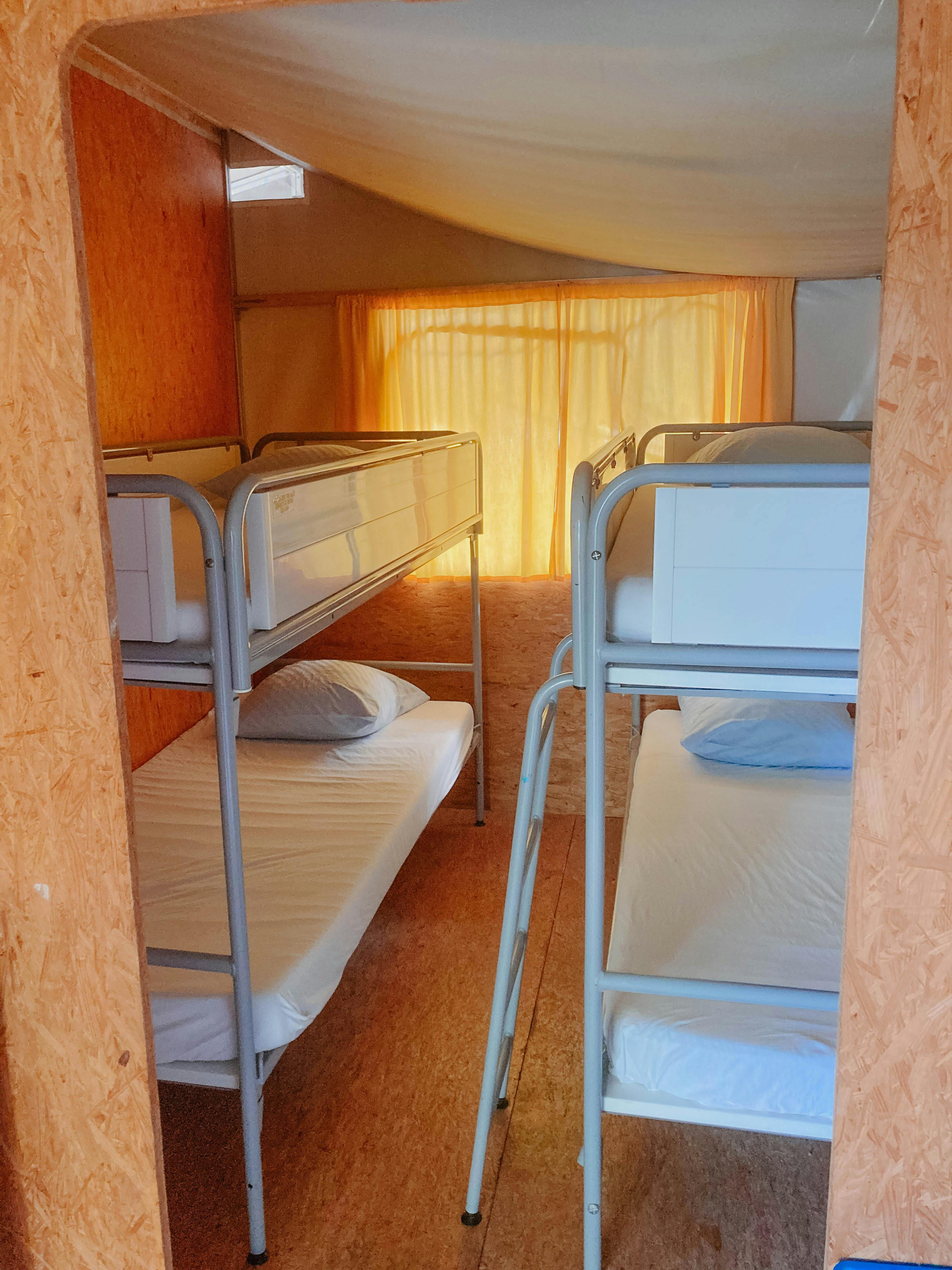 Zimmer im Familienzelt auf dem Camping Lausanne mit zwei Stockbetten