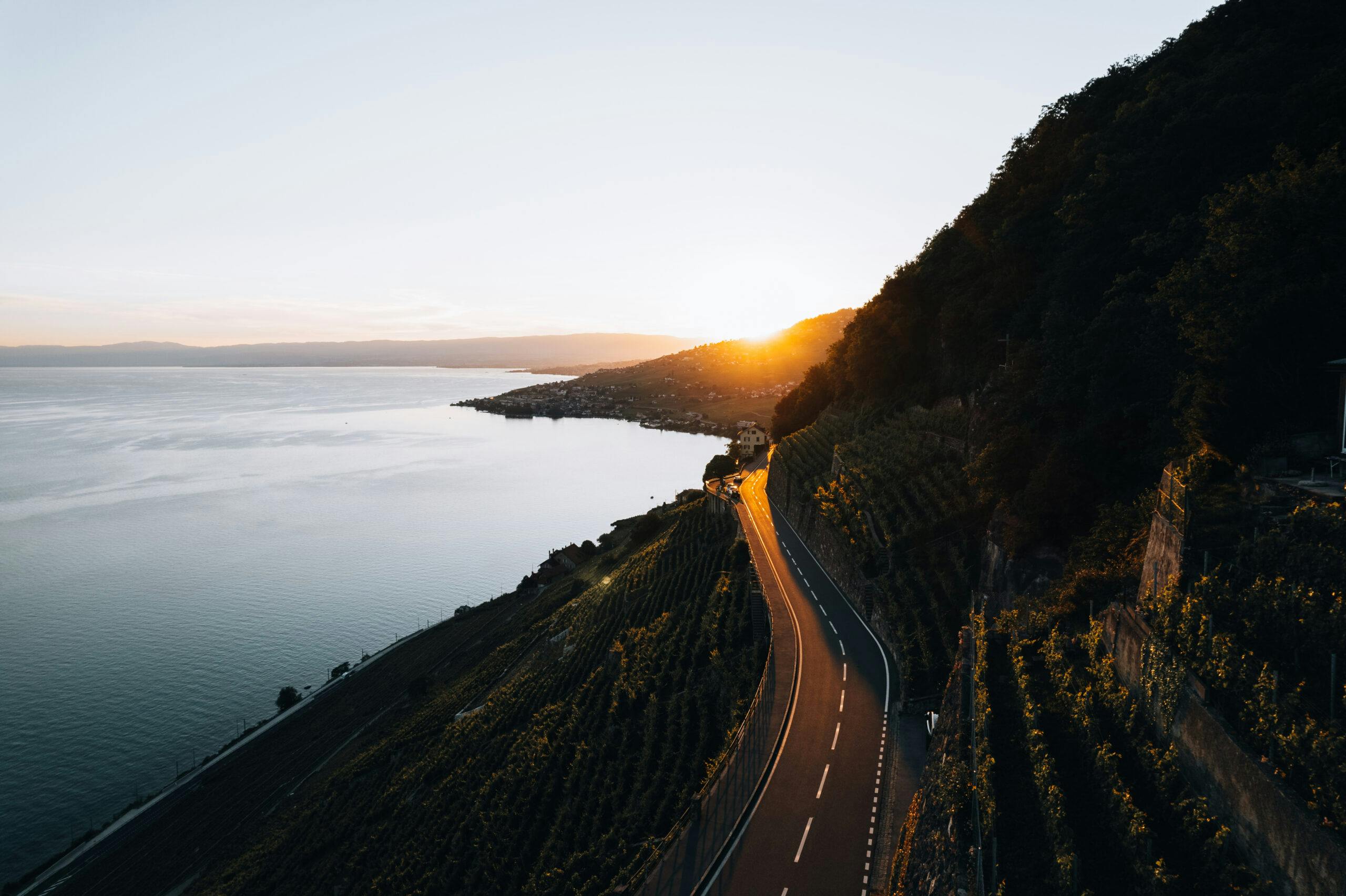Lavaux Drohnenbild mit Genfersee und Weinterrassen bei Sonnenuntergang
