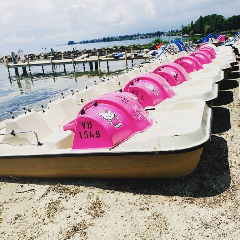 Hello Kitty Pedalo in Pink und weiss am Strand in Lausanne Vidy