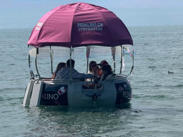 Donutboot für BBQ und Brunch von Pedalino Lausanne Vidy auf dem Genfersee