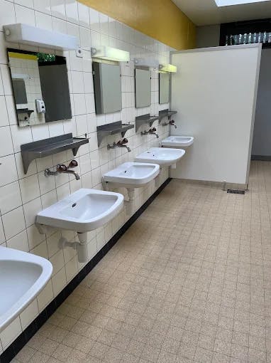 Sanitäranlagen Waschbecken Campingplatz