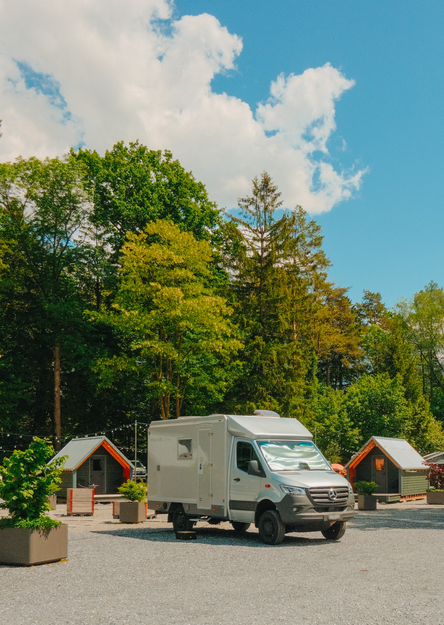 Van auf dem Camping Bad Ragaz mit Alphütten im Hintergrund