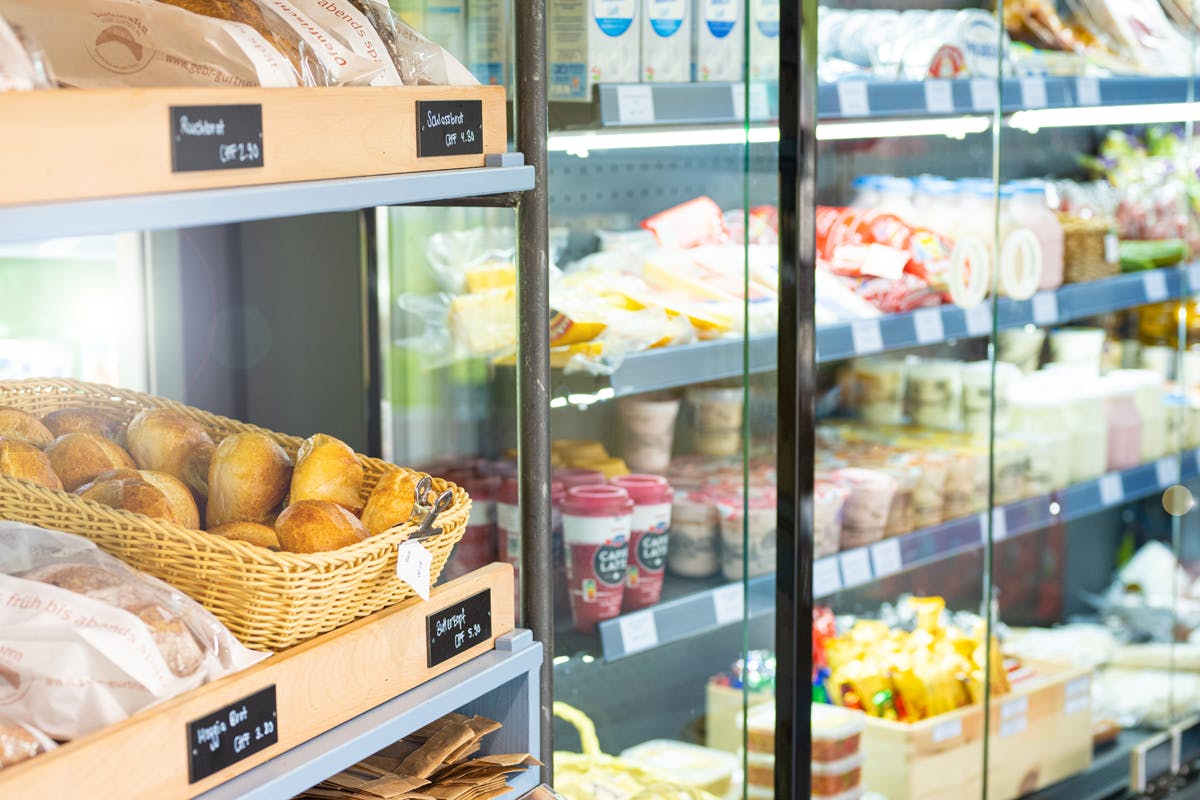 Camping Shop mit Brot und Kühlschrank im Hintergrund