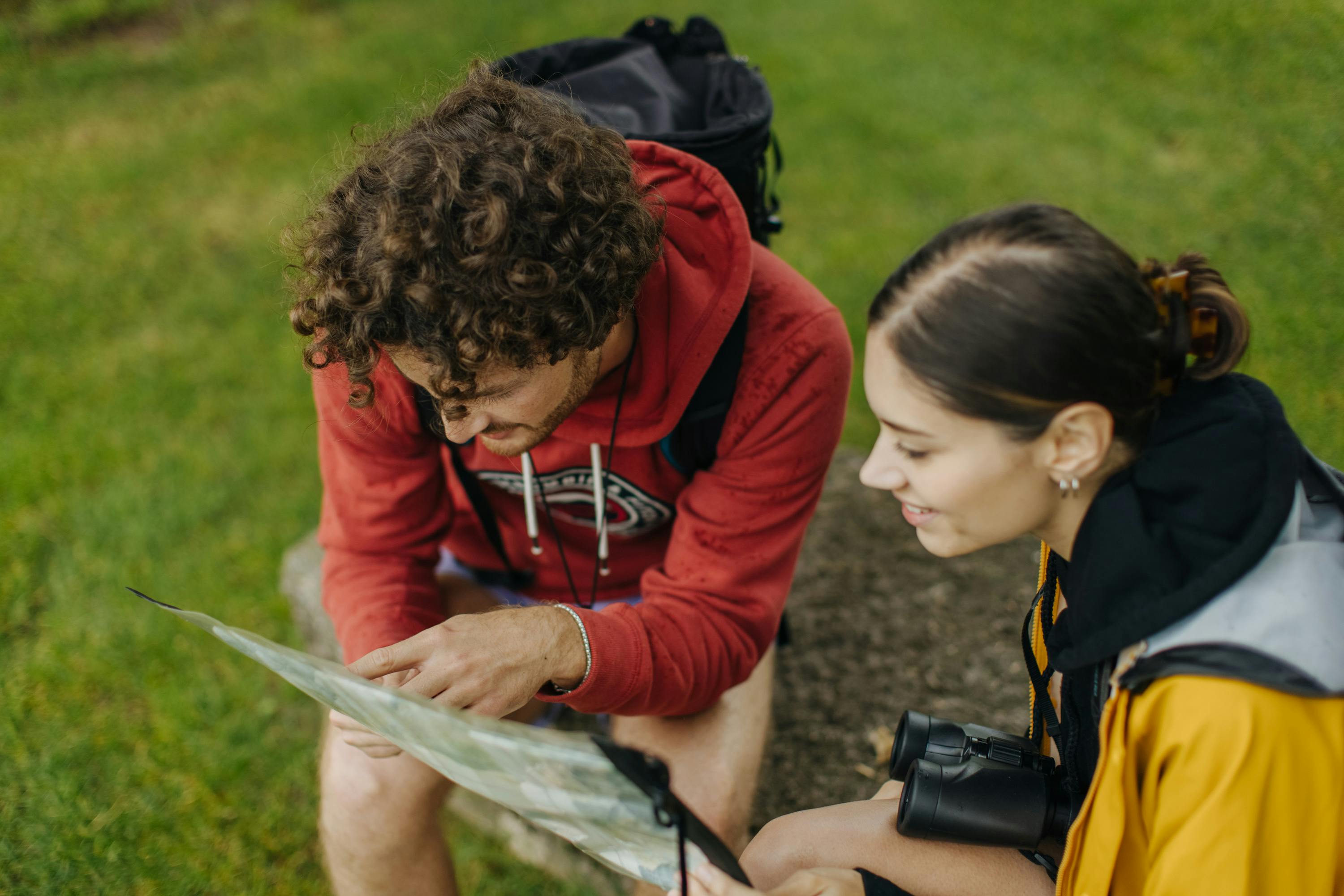 Zwei Personen schauen auf eine Karte