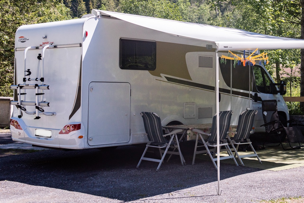 Grosses Wohnmobil mit ausgefahrener Markise