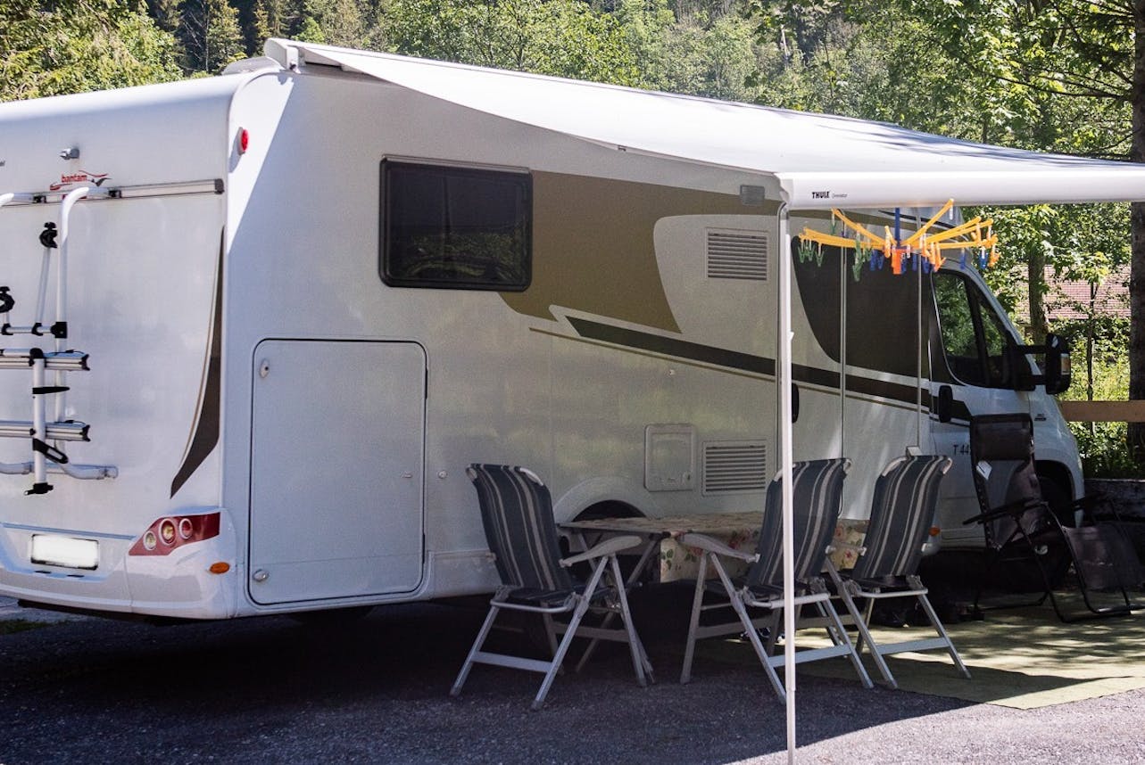 Grosses Wohnmobil mit ausgefahrener Markise