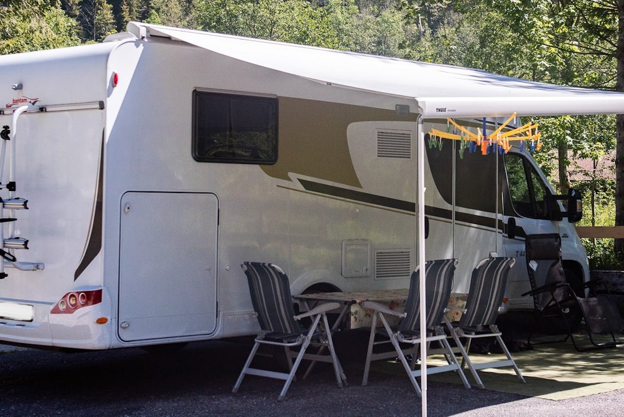 Grosses Wohnmobil mit ausgefahrener Markise