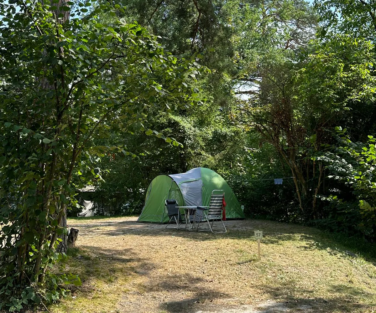 Zelt auf dem Basic Stellplatz Camping Bad Ragaz mit zwei Stühlen und kleinem Tisch davor