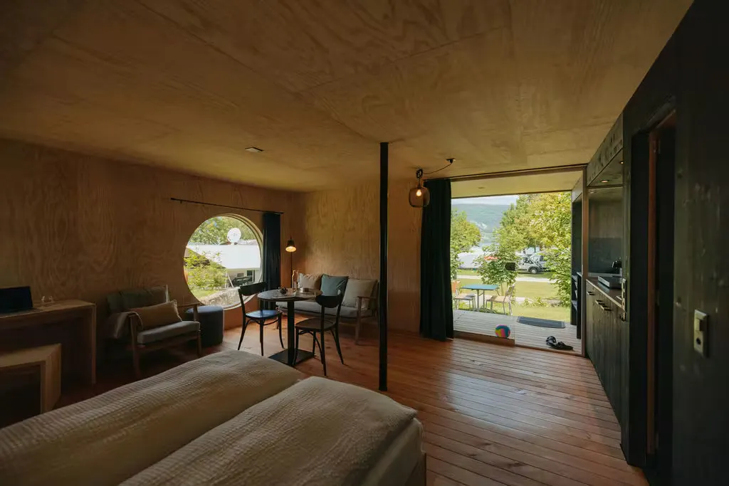 Blick aus dem Inneren des Beach Lofts mit Terrasse auf den See