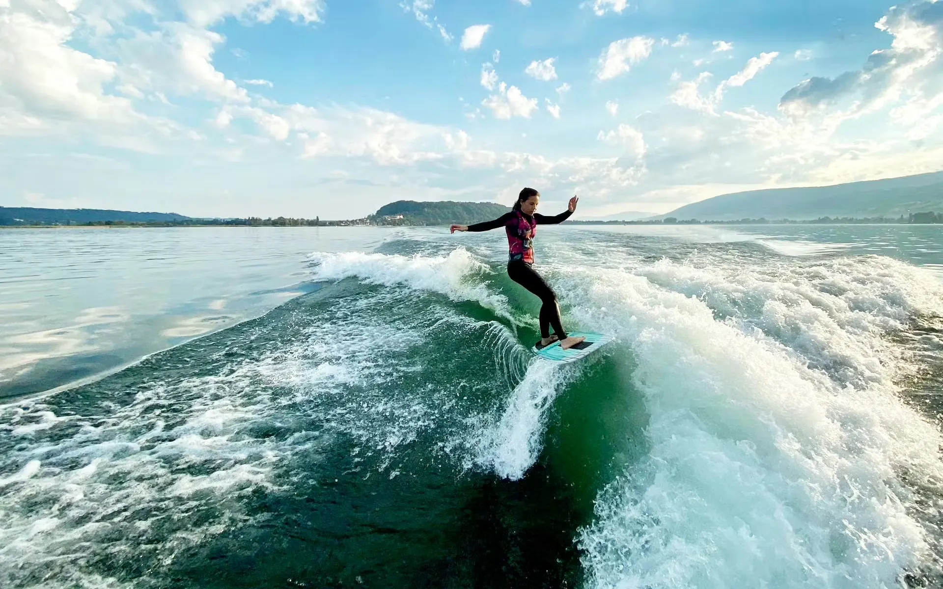 Person beim Wakesurfen auf dem Bielersee