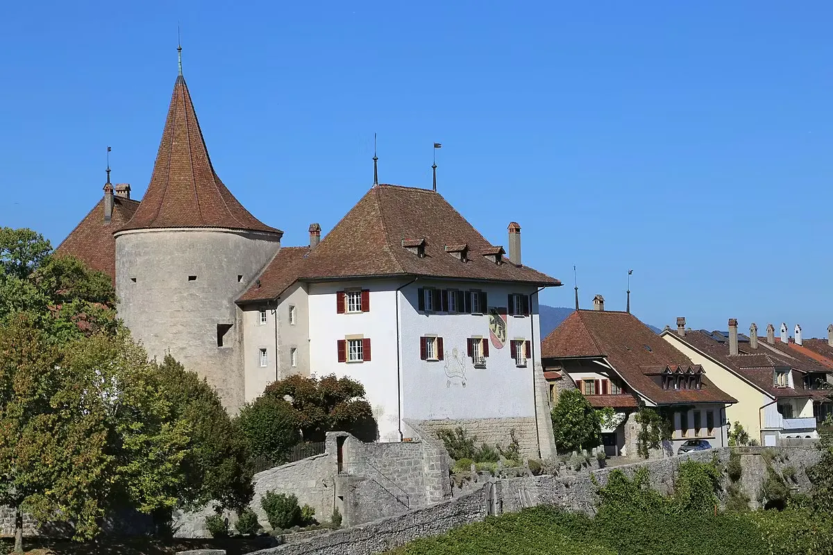 Schloss Erlach bei schönem Wetter mit blauem Himmel