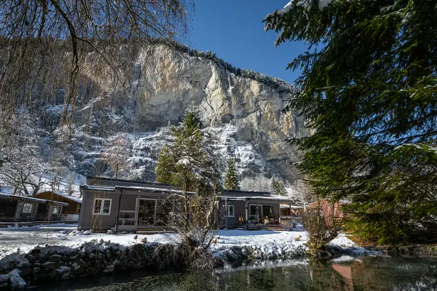 Teich im Vordergrund mit Schilthorn und verschneitem Boden, Staubbachwasserfall und vereiste Felswände im Hintergrund