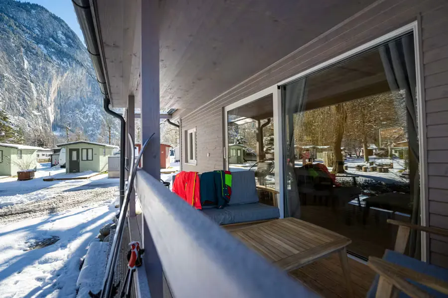 Terrasse der Mietunterkunft Schilthorn mit verschneitem Boden