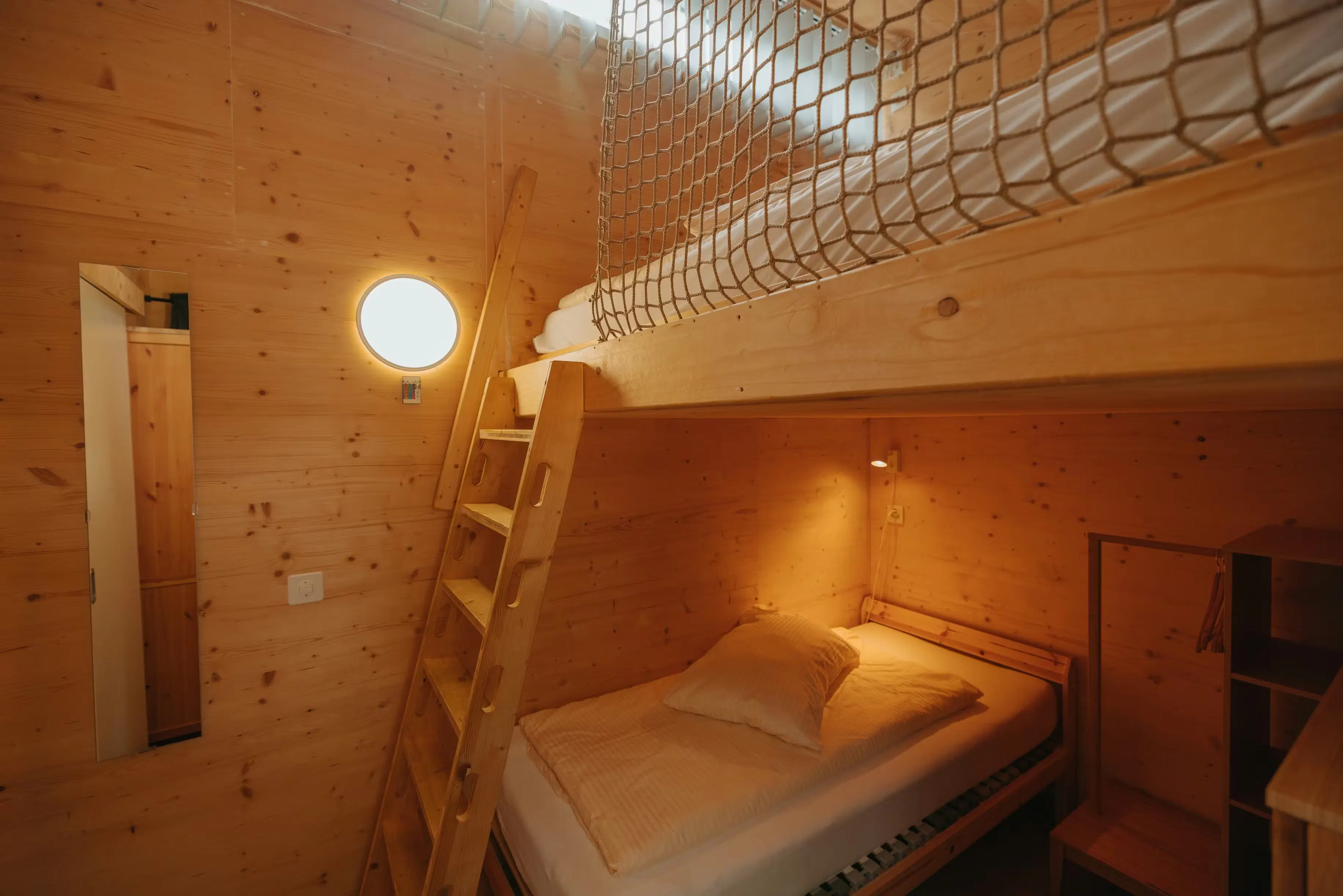 Schlafzimmer mit einem Einzelbett und einem Doppelbett oben, das über eine Leiter in der Unterkunft erreichbar ist