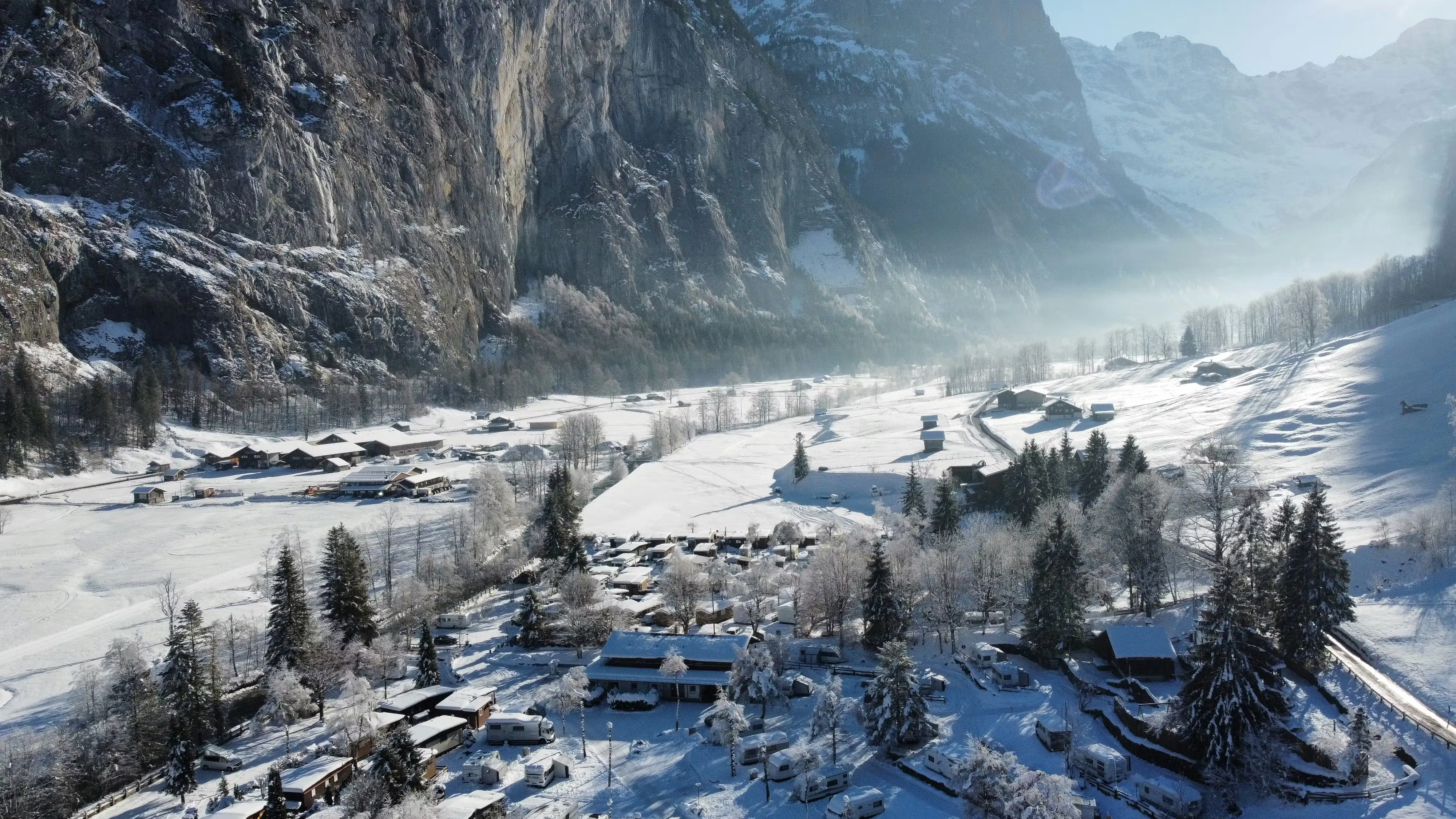 Camping Jungfrau von oben und das Lauterbrunnental unter einer Schneedecke