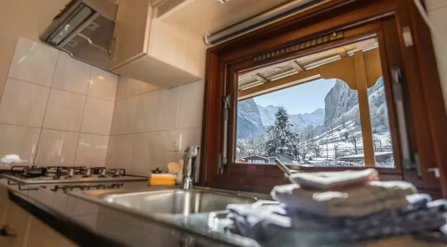 Küche mit Fenster im Mobilheim Jungfrau in Lauterbrunnen